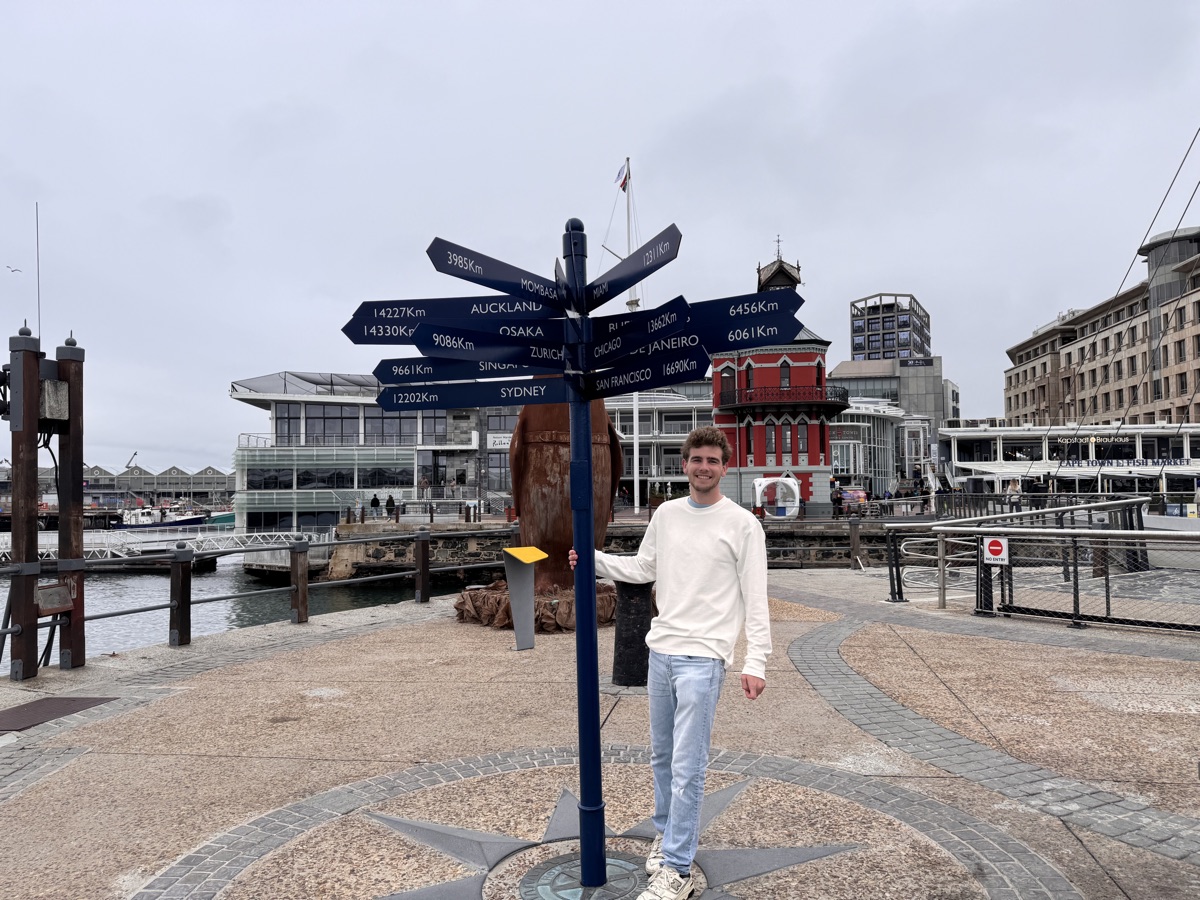 Timo achttien jaar later op exact dezelfde plek bij de wereldwegwijzer in Kaapstad